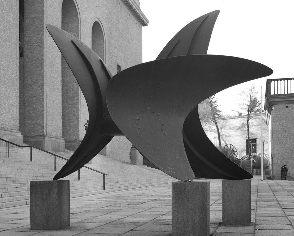 De tre vingarna © Alexander Calder/BUS 2014, skulptur. Arkivbild