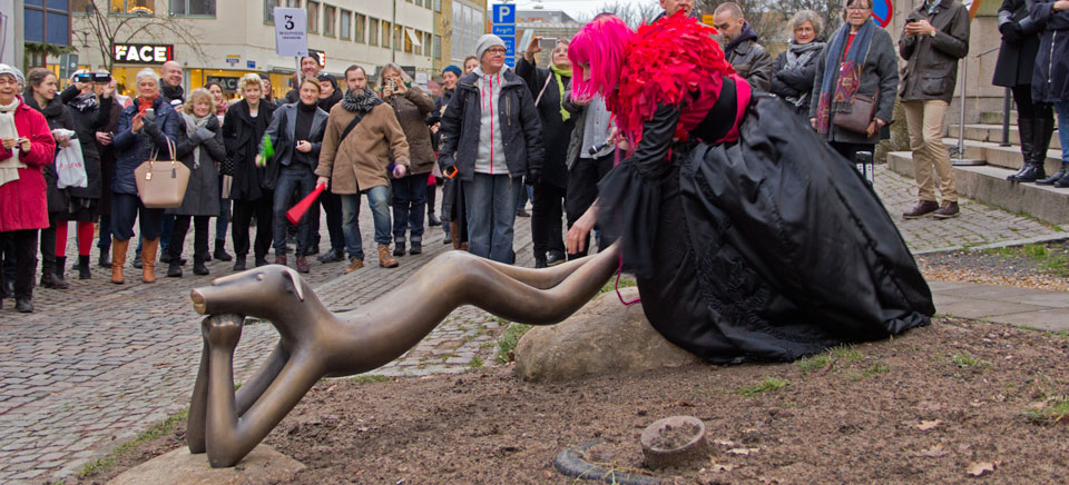 Från avtäckningen av Ragnhild Alexanderssons skulptur "Lätt som en plätt" vid Kaserntorget, Göteborg, 3 december 2015.Foto: Jan Peter Dahlqvist, 2015