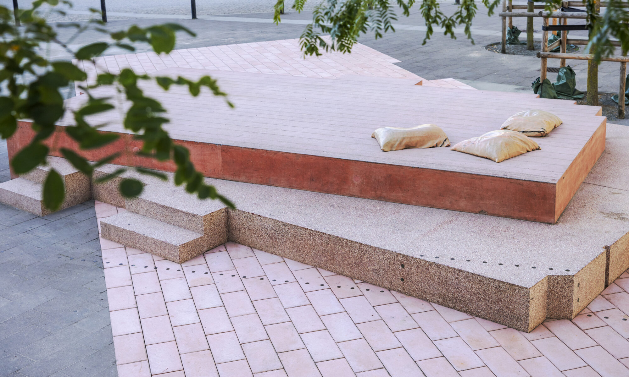 Ett foto av ett konstverk i rosa sten.