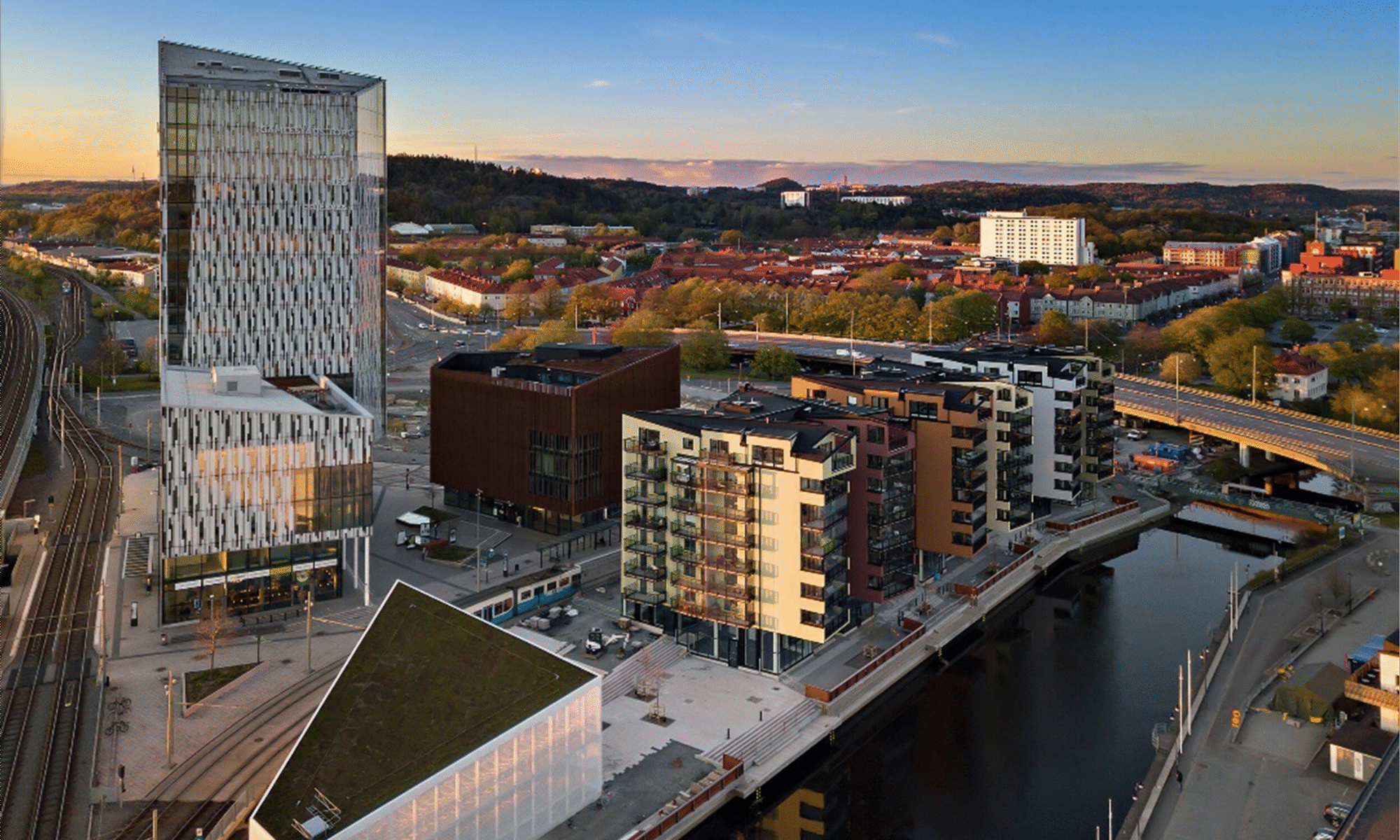 Vy över det nybyggda Gamlestads torg med en skyskrapa och lägenhetshus längs Säveån.