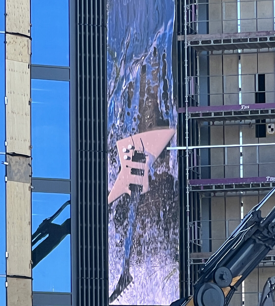 Video som föreställer en elgitarr i ett vattenfall.