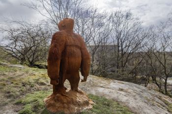 Navigator Ett foto av ett konstverk i gjutjärn.