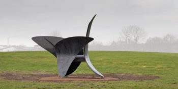 De tre vingarna Konstverket De tre vingarna av Alexander Calder