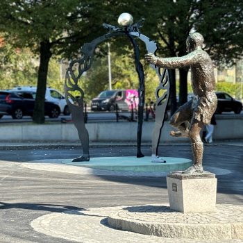 Sedan tidigare finns Jan Steens skulptur som föreställer Gunnar Gren utanför Gamla Ullevi. Nu samspelar de båda verken på platsen.