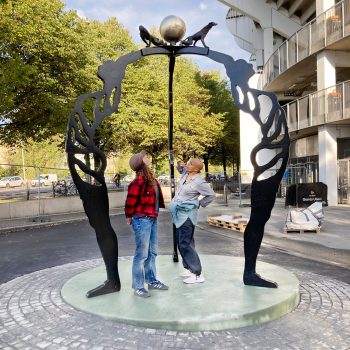 Urd, Skuld och Verdandi - nornornas port installerades utanför Gamla Ullevi i september.