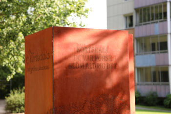 "Jag är här" har bland annat en hälsning från konstnärerna Meira Ahmemulic och Emma Dominguez, som påminner om att Kortedala är Göteborgs första förort. Foto: Familjebostäder.