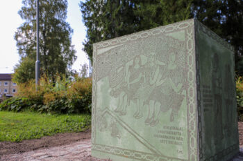 "Våra liv i Kortedala", en av tre delar som utgör monumentet "Historien börjar här" visar bland annat människorna som finns och fanns här. Foto: Familjebostäder.