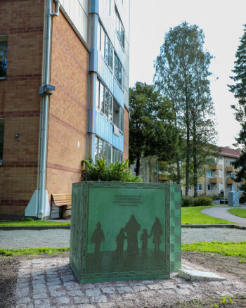 "Våra liv i Kortedala", en av tre delar som utgör monumentet "Historien börjar här" visar vardagliga scener från livet i Kortedala och människorna som finns och fanns här. Foto: Familjebostäder.